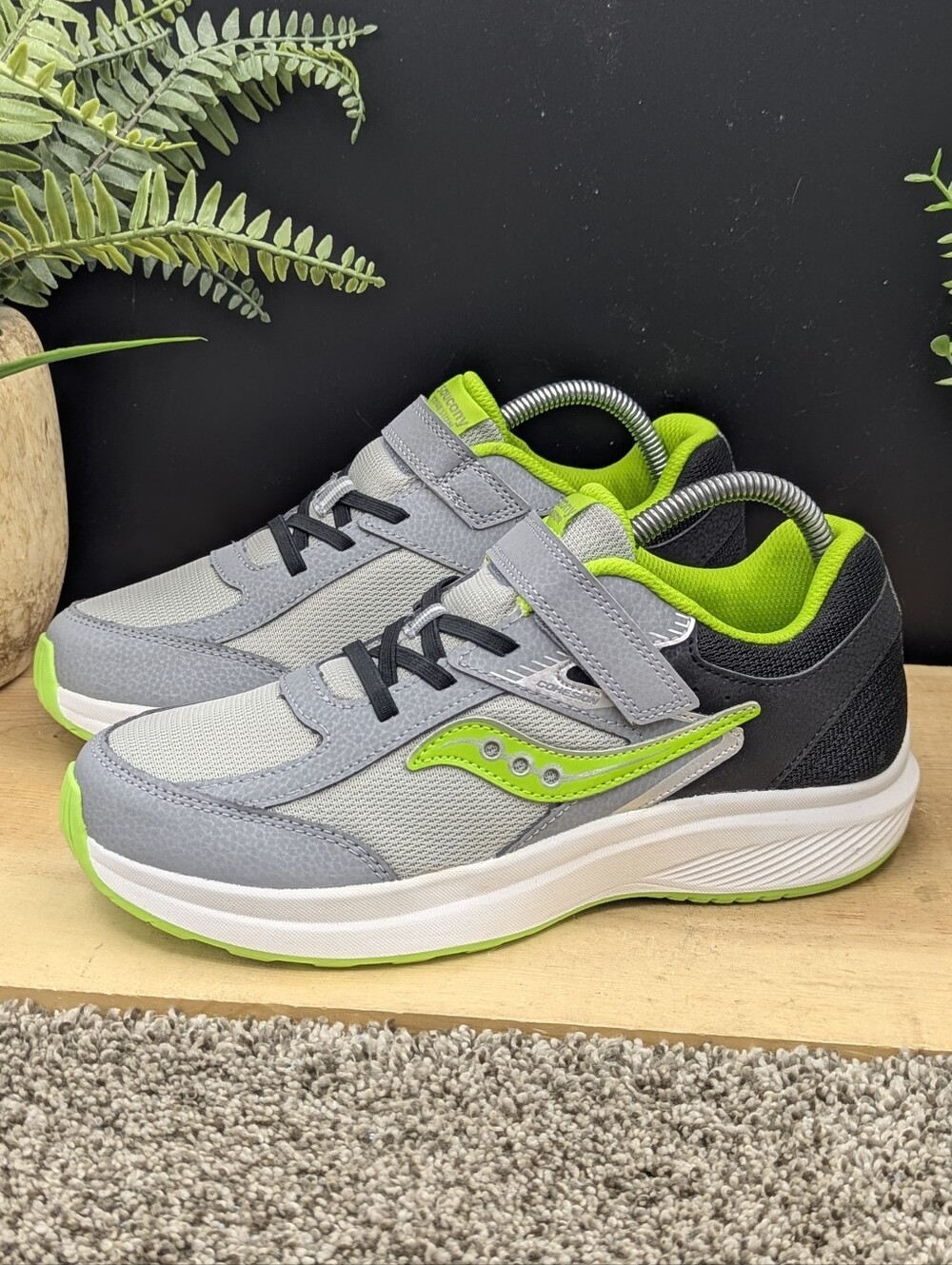 New Saucony Kids Size 7M Running Sports Shoes Casual Women's Size 8